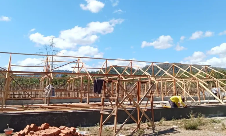Proses pembangunan fisik kandang sapi dalam Program Agribisnis Peternakan Sapi di Kabupaten Sumbawa Barat.