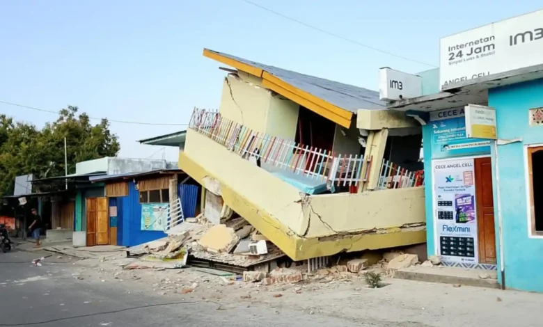 Kerusakan bangunan yang terdampak gempa bumi magnitudo 7,7 di Kabupaten Manggarai Timur, NTT.