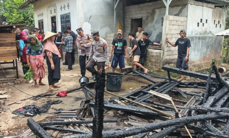 Sebuah rumah permanen alami kebakaran di Batukliang Lombok Tengah pada Minggu, 16 Agustus 2026.