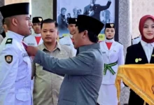 Bupati Sumbawa Barat, H. Amar Nurmansyah, saat mengukuhkan 44 anggota Paskibraka KSB di Graha Praja, Taliwang, Minggu, 16 Agustus 2026.