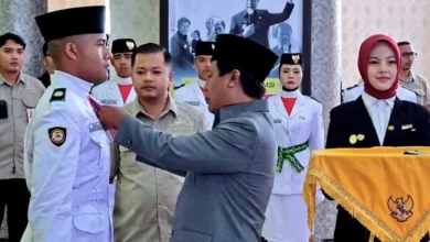 Bupati Sumbawa Barat, H. Amar Nurmansyah, saat mengukuhkan 44 anggota Paskibraka KSB di Graha Praja, Taliwang, Minggu, 16 Agustus 2026.