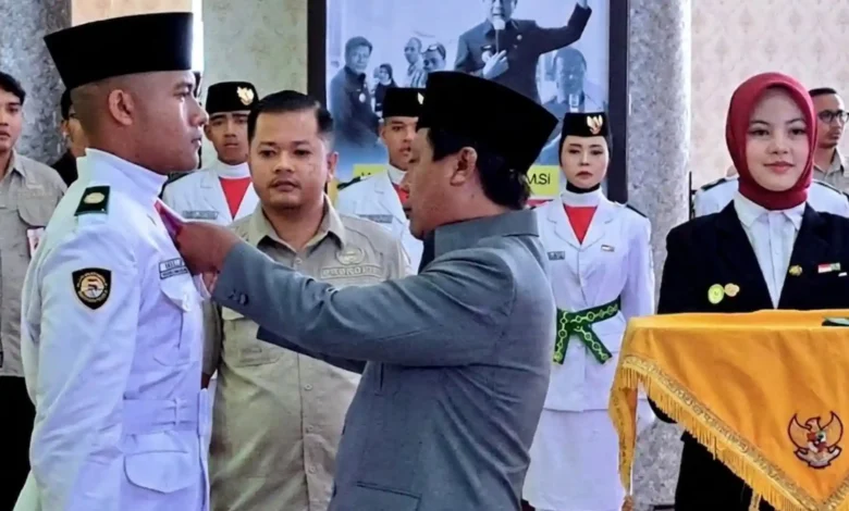 Bupati Sumbawa Barat, H. Amar Nurmansyah, saat mengukuhkan 44 anggota Paskibraka KSB di Graha Praja, Taliwang, Minggu, 16 Agustus 2026.