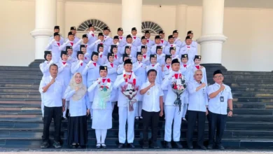 Bupati Sumbawa Barat, H. Amar Nurmansyah, (tengah) bersama jajaran Pemda KSB dan anggota Paskibraka Nasional, Paskibraka Provinsi NTB, serta Paskibraka Kabupaten Sumbawa Barat Tahun 2026 di Graha Fitrah, Kompleks KTC Taliwang, Rabu, 26 Agustus 2026.