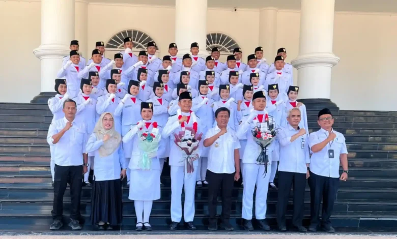 Bupati Sumbawa Barat, H. Amar Nurmansyah, (tengah) bersama jajaran Pemda KSB dan anggota Paskibraka Nasional, Paskibraka Provinsi NTB, serta Paskibraka Kabupaten Sumbawa Barat Tahun 2026 di Graha Fitrah, Kompleks KTC Taliwang, Rabu, 26 Agustus 2026.