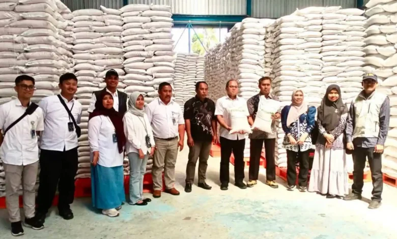 Dinas Sosial Pemberdayaan Perempuan dan Perlindungan Anak (Dinsos PPPA) saat mengecek kondisi beras Bapang di Bulog Ubung, 13 Agustus 2026 yang lalu.