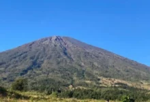 Gunung Rinjani yang kini berstatus Waspada.