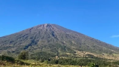 Gunung Rinjani yang kini berstatus Waspada.