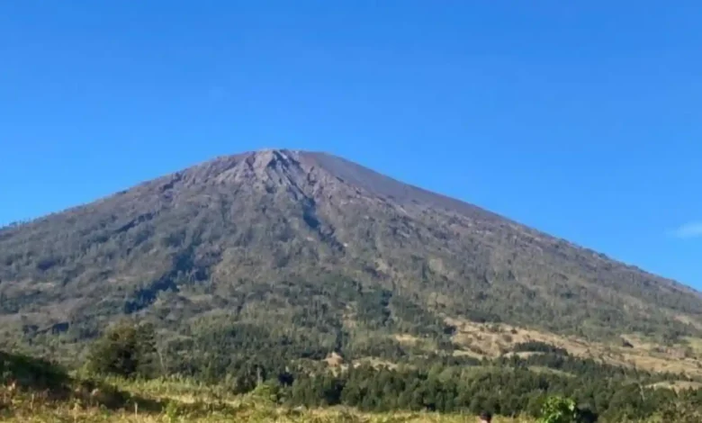Gunung Rinjani yang kini berstatus Waspada.