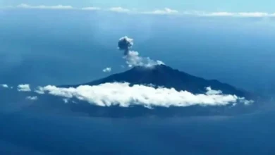 Gunung Sangeangapi, salah satu gunung api di NTB.