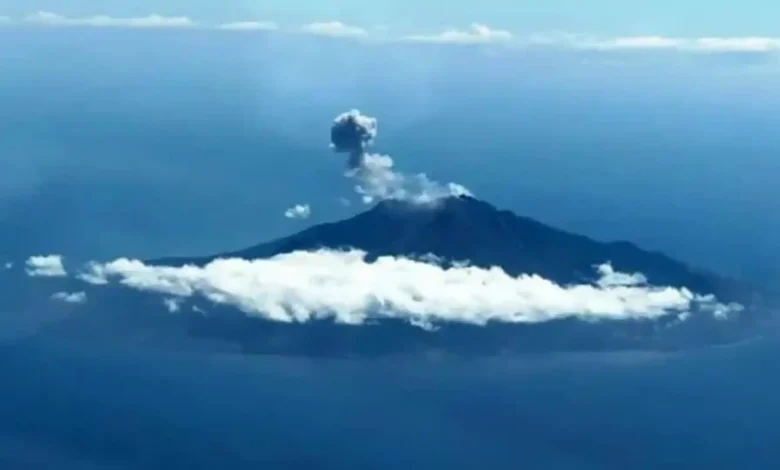 Gunung Sangeangapi, salah satu gunung api di NTB.
