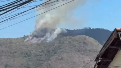 Kepulan asap tebal membumbung tinggi dari perbukitan Desa Mantar, Kecamatan Seteluk, KSB pada Kamis, 27 Agustus 2026.