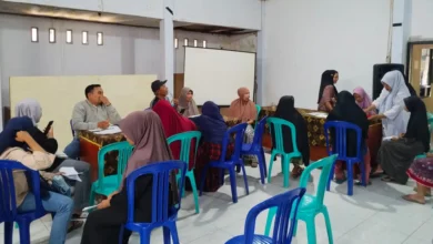 Warga yang sedang melengkapi administrasi untuk menerima Bansos di desa Gelora, Kecamatan Sikur, Lombok Timur, Agustus 2026.