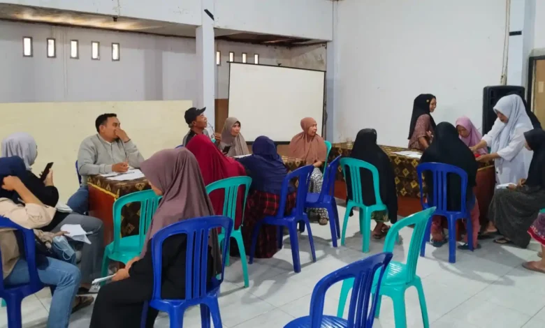 Warga yang sedang melengkapi administrasi untuk menerima Bansos di desa Gelora, Kecamatan Sikur, Lombok Timur, Agustus 2026.