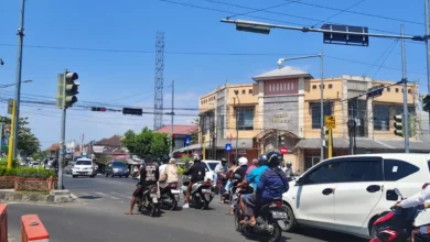 Kondisi Lalu Lintas di Simpang Empat Rembiga, Minggu, 30 Agustus 2026, usai Pembongkaran Road Barrier oleh Warga Setempat.