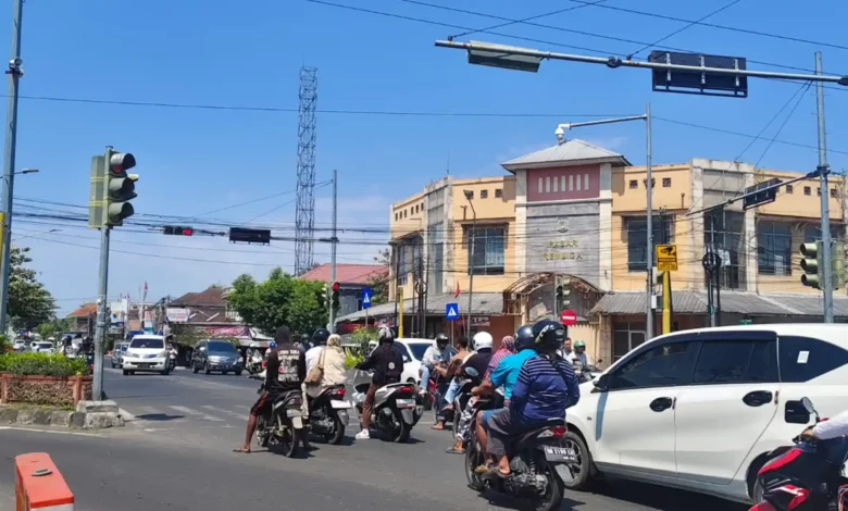 Kondisi Lalu Lintas di Simpang Empat Rembiga, Minggu, 30 Agustus 2026, usai Pembongkaran Road Barrier oleh Warga Setempat.