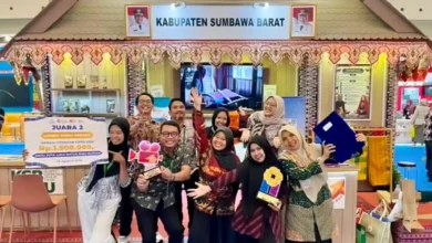 Suasana kegembiraan kontingen Pemkab KSB yang berhasil memboyong dua penghargaan sekaligus pada ajang nasional APKASI Otonomi Expo 2026 di ICE BSD Tangerang.