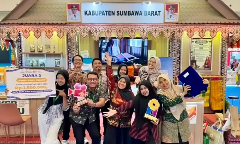 Suasana kegembiraan kontingen Pemkab KSB yang berhasil memboyong dua penghargaan sekaligus pada ajang nasional APKASI Otonomi Expo 2026 di ICE BSD Tangerang.