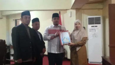 Penyerahan dokumen KUA-PPAS APBD Lobar 2027 oleh Pemkab Lobar ke DPRD Lobar di Ruang Sidang DPRD, Senin, 31 Agustus 2026.