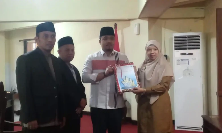 Penyerahan dokumen KUA-PPAS APBD Lobar 2027 oleh Pemkab Lobar ke DPRD Lobar di Ruang Sidang DPRD, Senin, 31 Agustus 2026.