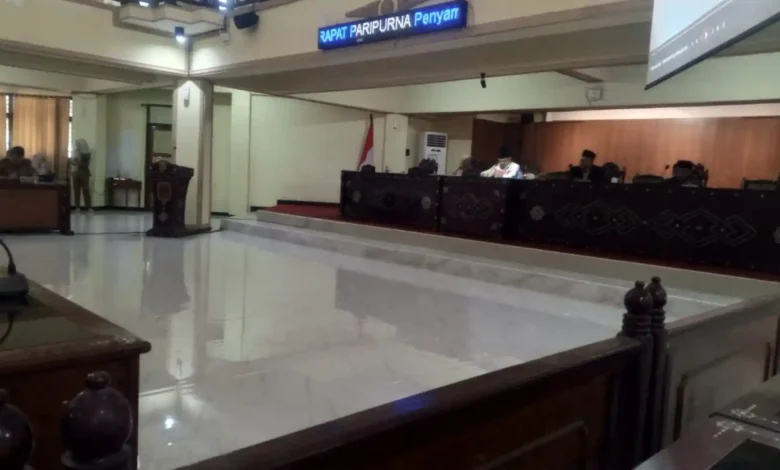 Paripurna penyerahan KUA-PPAS APBD Lobar 2027 yang diwarnai kritik terhadap Kepala OPD yang tak mau realisasi Pokir, Senin, 31 Agustus 2026.