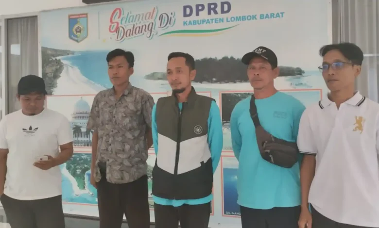 Perwakilan PPPK Paruh Waktu Penjaga Pintu Air Lobar usai rapat dengar pendapat dengan DPRD, Senin, 31 Agustus 2026.