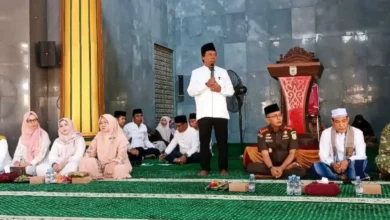 Bupati Sumbawa Barat, H. Amar Nurmansyah, memberikan sambutan dalam peringatan Maulid Nabi Muhammad SAW 1448 H sekaligus pelepasan kontingen MTQ Nasional KSB di Masjid Agung Darussalam, Taliwang, Senin, 31 Agustus 2026.