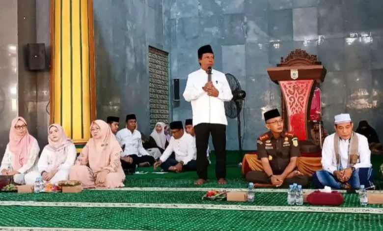 Bupati Sumbawa Barat, H. Amar Nurmansyah, memberikan sambutan dalam peringatan Maulid Nabi Muhammad SAW 1448 H sekaligus pelepasan kontingen MTQ Nasional KSB di Masjid Agung Darussalam, Taliwang, Senin, 31 Agustus 2026.