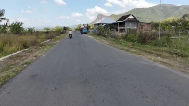 Jalan Baru Lamusung-Senayan, Kecamatan Seteluk, Kabupaten Sumbawa Barat.