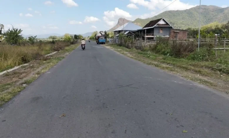 Jalan Baru Lamusung-Senayan, Kecamatan Seteluk, Kabupaten Sumbawa Barat.