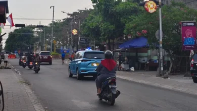 Suasana Jalan Dr. Wahidin Rembiga nampak teratur dan tidak macet saat uji coba one way system, Selasa, 18 Agustus 2026.