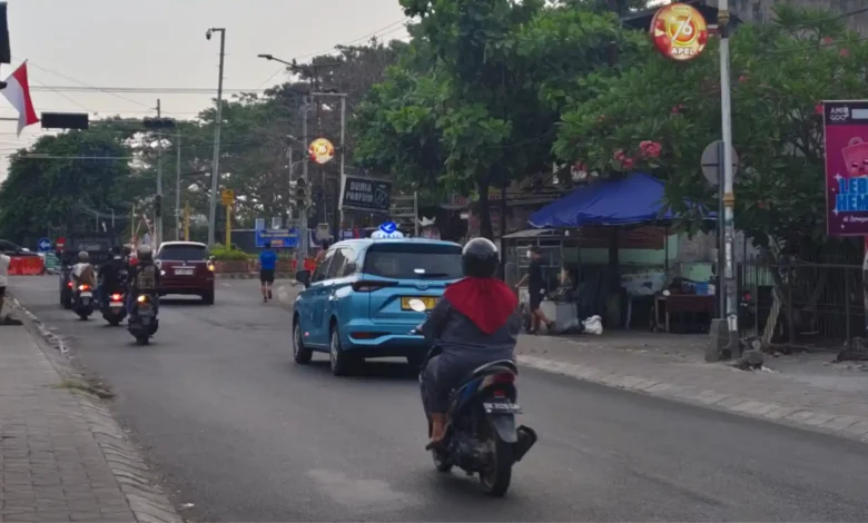 Suasana Jalan Dr. Wahidin Rembiga nampak teratur dan tidak macet saat uji coba one way system, Selasa, 18 Agustus 2026.