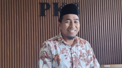 Ketua Komisi I DPRD Lobar, Ahyar Rosidi saat diwawancarai di ruangan fraksi PKS, Rabu, 19 Agustus 2026.