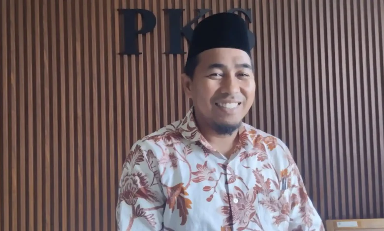 Ketua Komisi I DPRD Lobar, Ahyar Rosidi saat diwawancarai di ruangan fraksi PKS, Rabu, 19 Agustus 2026.