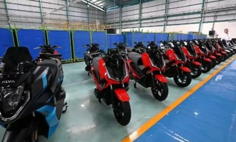 Penampakan motor listrik lokal merek Alva yang disubsidi pemerintah.