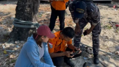 Petugas SAR saat menggunakan drone untuk menyisir area bebatuan di beberapa pulau kecil di sekitar wilayah Sekotong, Rabu, 19 Agustus 2026.