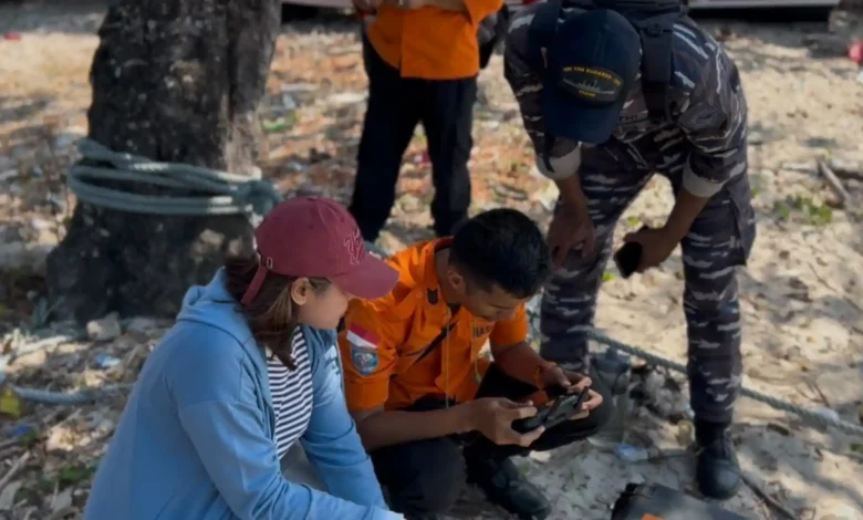 Petugas SAR saat menggunakan drone untuk menyisir area bebatuan di beberapa pulau kecil di sekitar wilayah Sekotong, Rabu, 19 Agustus 2026.