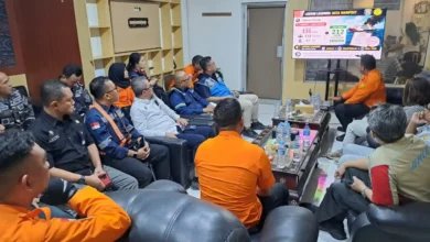 Tim SAR bersama beragam Stake Holder lainnya saat sedang koordinasi untuk penutupan operasi, Rabu malam, 19 Agustus 2026.