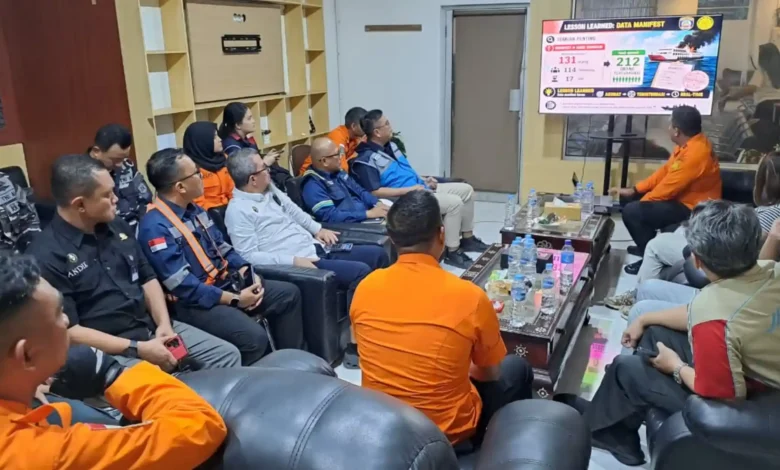 Tim SAR bersama beragam Stake Holder lainnya saat sedang koordinasi untuk penutupan operasi, Rabu malam, 19 Agustus 2026.