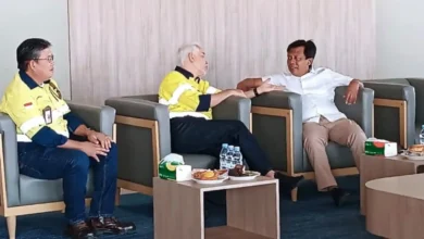 Bupati Sumbawa Barat, H. Amar Nurmansyah (kanan), berdiskusi intensif bersama jajaran manajemen AMMAN terkait percepatan pemanfaatan Bandara Poto Tano, Rabu, 19 Agustus 2026.