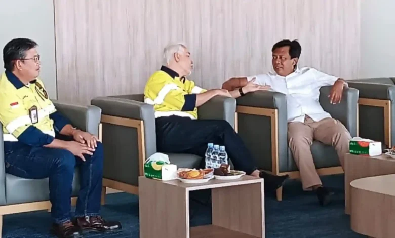 Bupati Sumbawa Barat, H. Amar Nurmansyah (kanan), berdiskusi intensif bersama jajaran manajemen AMMAN terkait percepatan pemanfaatan Bandara Poto Tano, Rabu, 19 Agustus 2026.