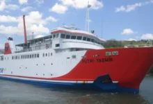KMP Putri Yasmin yang terbakar dan tenggelam di Selat Lombok.