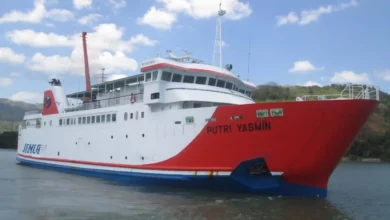 KMP Putri Yasmin yang terbakar dan tenggelam di Selat Lombok.