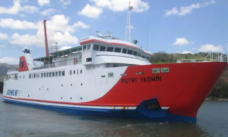 KMP Putri Yasmin yang terbakar dan tenggelam di Selat Lombok.
