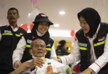 Petugas PPIH Arab Saudi Daker Makkah saat melayani jemaah haji Lanjut Usia (lansia).
