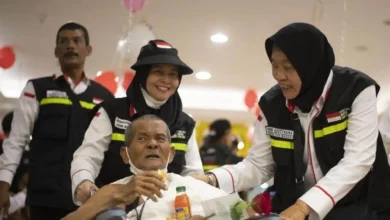 Petugas PPIH Arab Saudi Daker Makkah saat melayani jemaah haji Lanjut Usia (lansia).