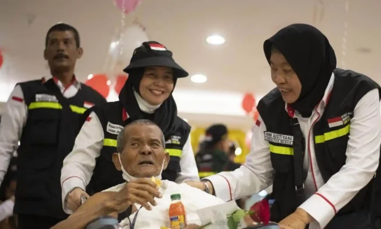 Petugas PPIH Arab Saudi Daker Makkah saat melayani jemaah haji Lanjut Usia (lansia).