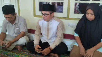 Kepala Desa Gelogor, Achmad Arman Iswara (tengah), Paman Korban, Yusri (kiri), dan Istri Korban, Nurbayati (kanan), saat di rumah duka, Kamis, 20 Agustus 2026.