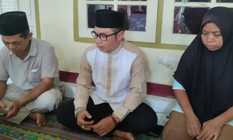 Kepala Desa Gelogor, Achmad Arman Iswara (tengah), Paman Korban, Yusri (kiri), dan Istri Korban, Nurbayati (kanan), saat di rumah duka, Kamis, 20 Agustus 2026.