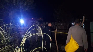 Polisi saat lakukan olah TKP pasca kebakaran rumah di Langgudu yang mengakibatkan sepasang lansia meninggal Pada Sabtu, 22 Agustus 2026.