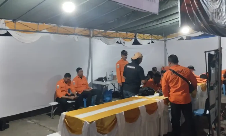 Suasana Posko SAR untuk pencarian korban KMP Putri Yasmin, Selasa malam, 18 Agustus 2026.